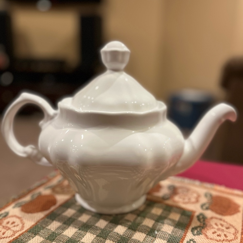 Il Mulino New York White Teapot